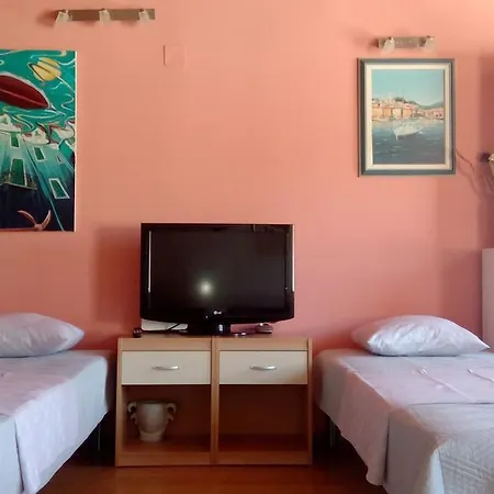 Guest house Holiday Buratovic 3*